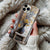 Coque iPhone Fleurs et Vase – Design Vintage avec Mur Texturé