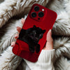 Coque iPhone Panthère Relaxée sur un Fond Rouge