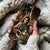 Coque iPhone Femme Servant le Thé dans un Décor Oriental