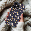 Coque iPhone Motif Fleurs Blanches sur Fond Noir