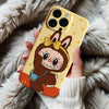 Coque iPhone Labubu avec Motif Jaune à Pois et Personnage Amusant