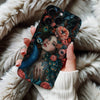 Coque iPhone Artistique avec Motif de Paon et Fleurs Luxuriantes