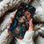 Coque iPhone Artistique avec Motif de Paon et Fleurs Luxuriantes