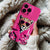 Coque iPhone Léopard Stylé en Veste Rose avec Lunettes