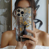 Coque iPhone Fleurs et Vase – Design Vintage avec Mur Texturé
