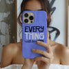 Coque iPhone – Message Inspirant 'Every Thing Will Be OK' sur Fond Violet