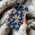Coque iPhone Floral Vintage sur Fond Bleu