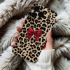 Coque iPhone Design Tendance avec Motif Léopard et Nœud Rouge
