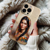 Coque iPhone Portrait Élégant de Femme en Foulard
