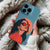 Coque iPhone avec Portrait Élégant et Arrière-Plan Coloré