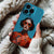 Coque iPhone Élégante avec Portrait Rétro et Couleurs Vives