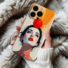 Coque iPhone Design Épuré avec Portrait Artistique et Éléments Abstraits