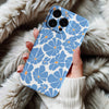Coque iPhone Design Fleurs Abstraites en Bleu et Blanc