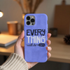 Coque iPhone – Message Inspirant 'Every Thing Will Be OK' sur Fond Violet